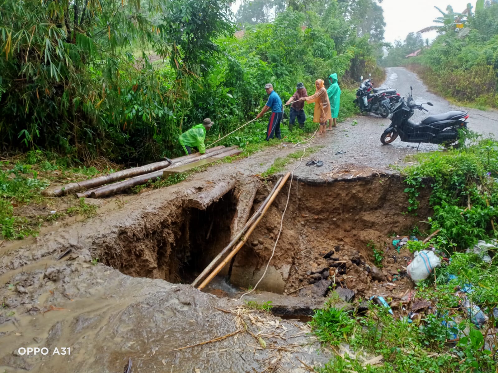 Jembatan Penghubung Empat Desa di Tanjung Pauh Kerinci Putus Diterjang Banjir Bandang