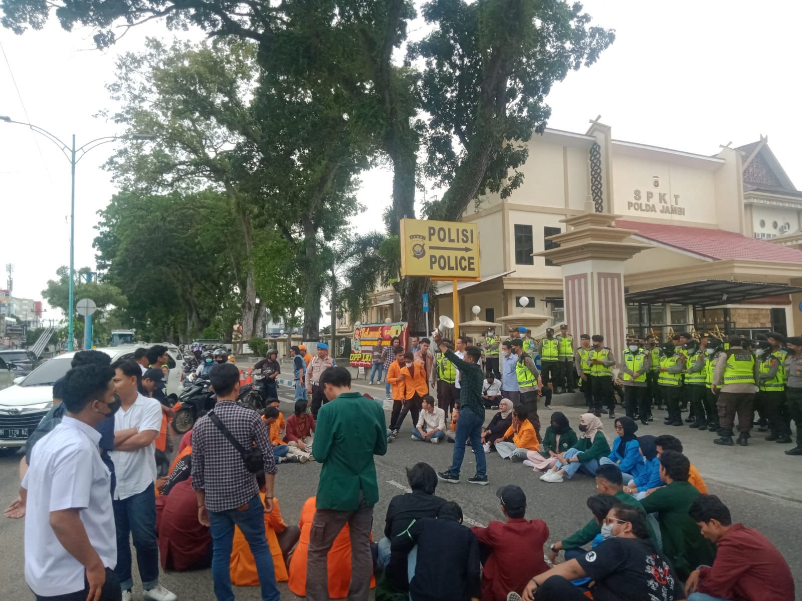 Puluhan Mahasiswa Desak Polda Jambi Segera Tetapkan Oknum Dosen yang Aniaya Artur Widodo Menjadi Tersangka 