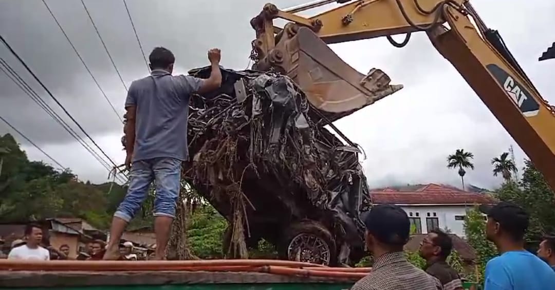 Tembok Penahan Jebol, Air Sungai Meluap Kerumah Warga, Dua Mobil Warga Terseret Arus