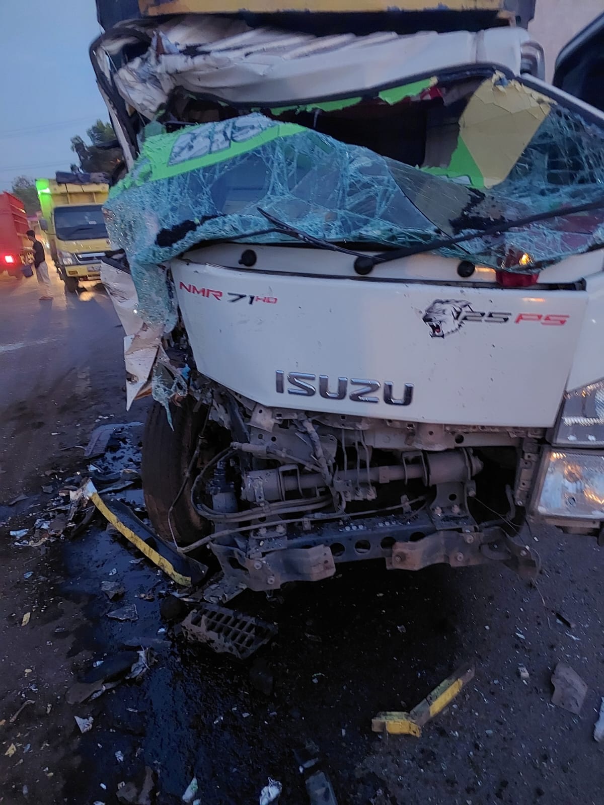 Lakalantas di Talang Bakung, Sesama Mobil Saling Adu Kambing