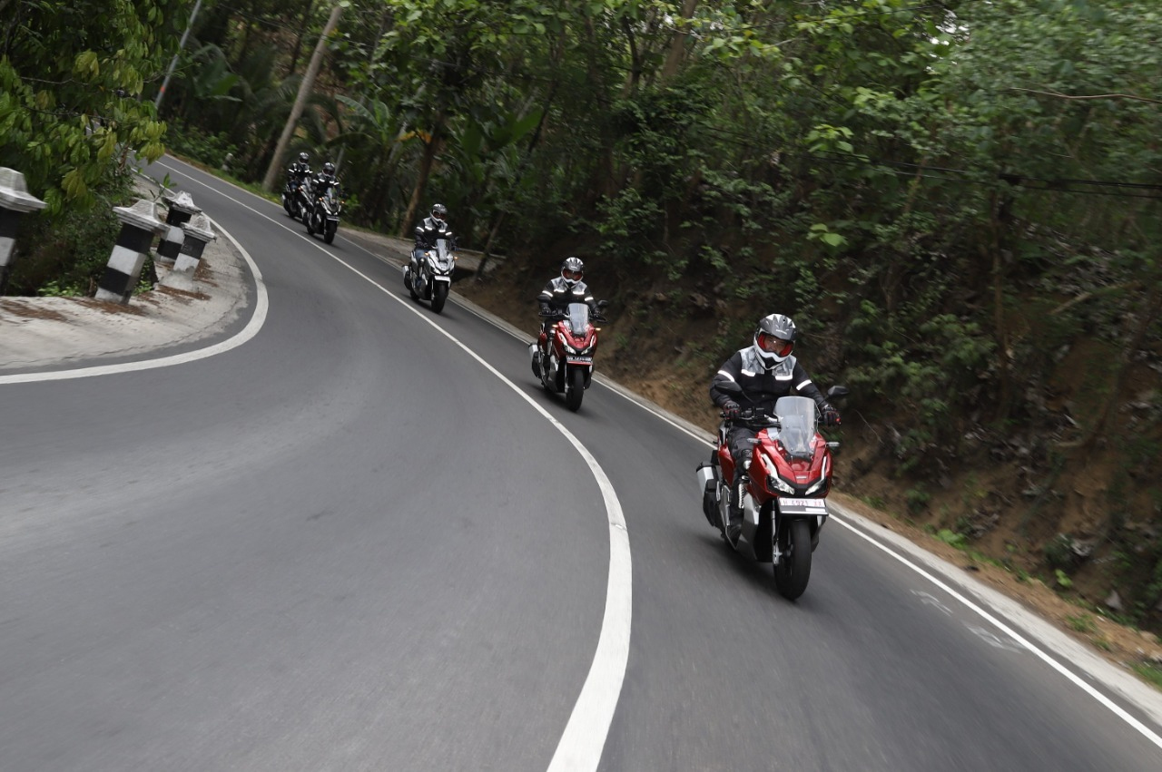 Begini Cara Naik Motor Matik di Tanjakan & Turunan  