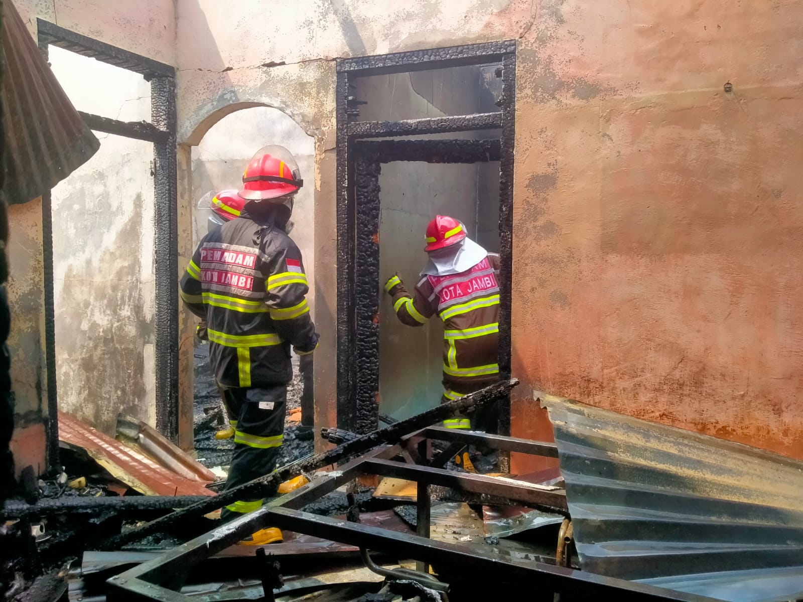 Diduga Akibat Korsleting, Satu Unit Rumah Semi Permanen Terbakar