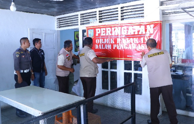 Pemkot Jambi Turunkan Tim Tagih Pajak, Sejumlah Tempat Usaha Penunggak Pajak Dipasang Stiker Peringatan