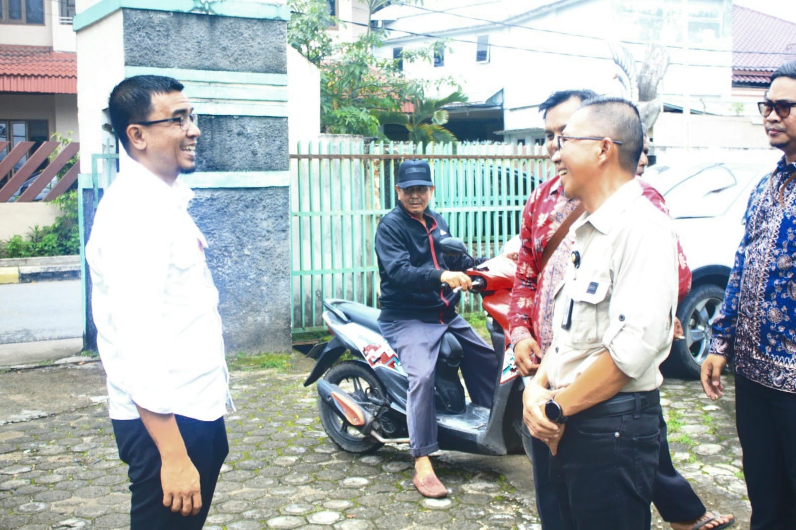 OJK - FKIJK - Bank Jambi Peduli Bantuan Sosial kepada Korban Banjir di Kota Jambi