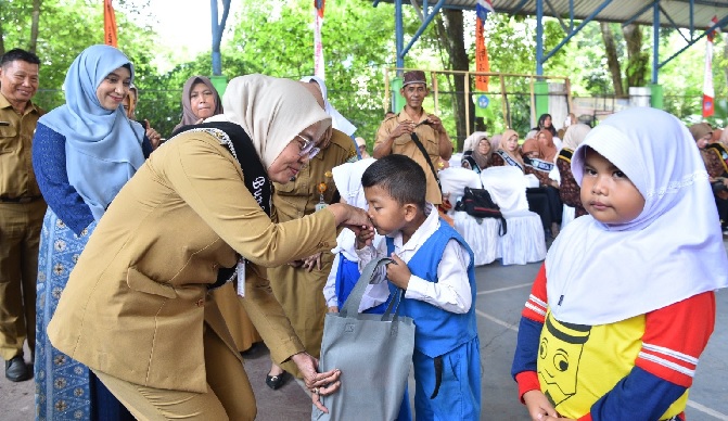 Bahagianya Pelajar PAUD Kota Jambi, Terima Buku Gambar dan Krayon dari Sri Purwaningsih