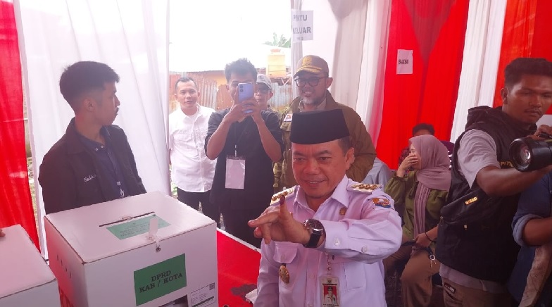 Gubernur Al Haris Salurkan Hak Pilihnya di TPS 32 Alam Barajo, Coblos Siang Hari dengan Status DPK