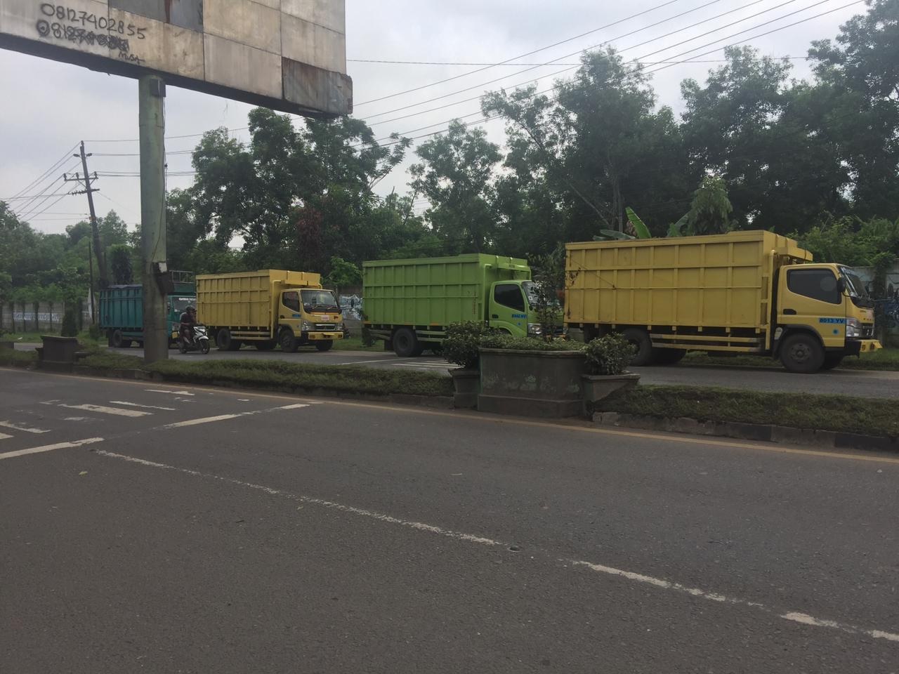 BANDEL! 30 Truk Angkutan Batu Bara Masih 'Nongkrong'di Bahu Jalan dari Gerbang CitraRaya hingga Simpang Rimbo