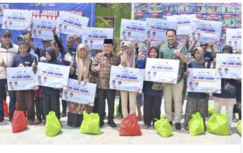 Bupati M. Syukur Dampingi Gubernur Al Haris Serahkan Bantuan Dumisake Pendidikan dan Bedah Rumah di Merangin