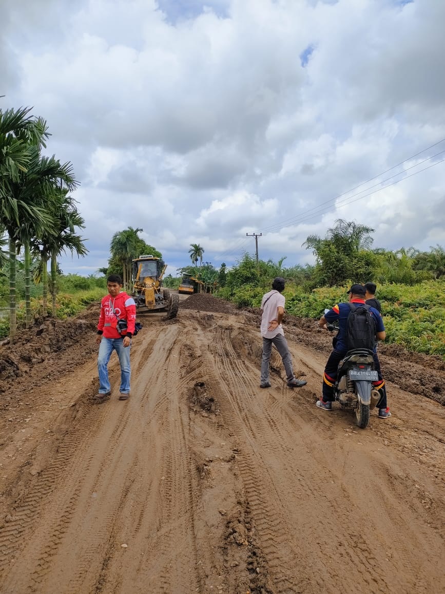 Awal Tahun, Kerja PTPN VI Bantu Perbaikan Jalan