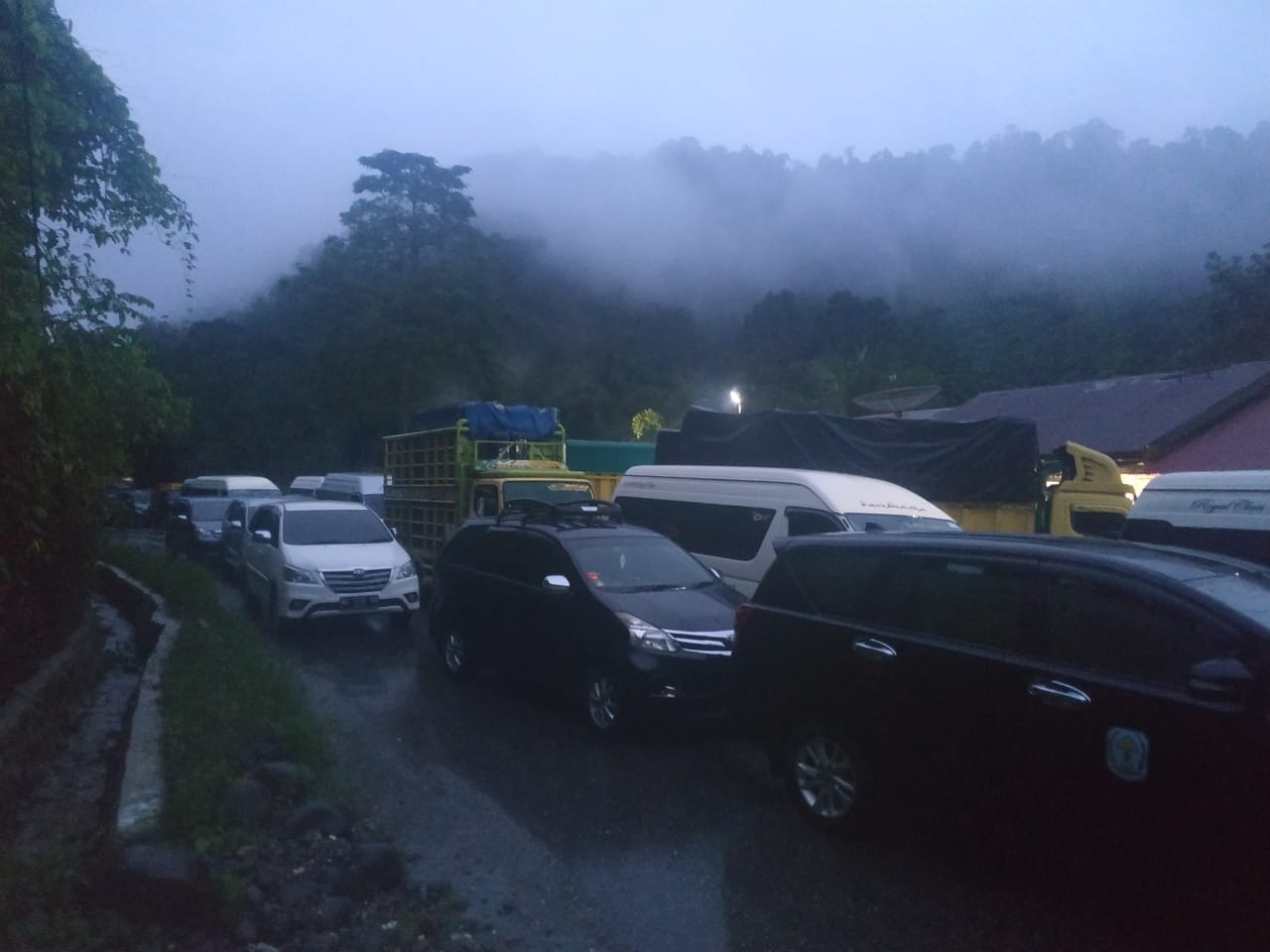 BREAKING NEWS: Longsor dan Pohon Tumbang, Jalan Kerinci- Bangko Macet Total