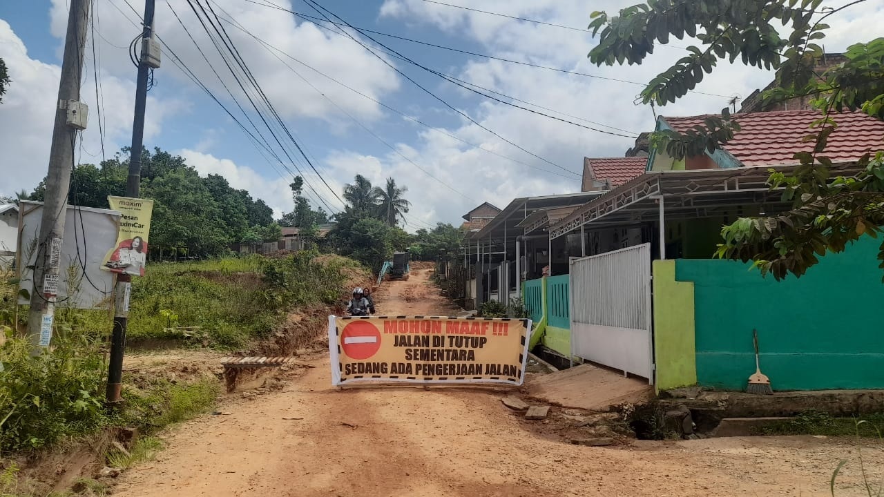   Jalan Cendrawasih di Kelurahan Kenali Asam Mulai Dikerjakan, Akses Warga Ditutup