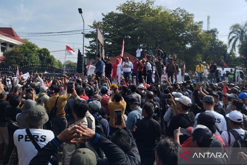 Bupati Pati Sudewo Dituntut Mundur dari Jabatannya, Warga Demo di Alun-Alun Kota Pati