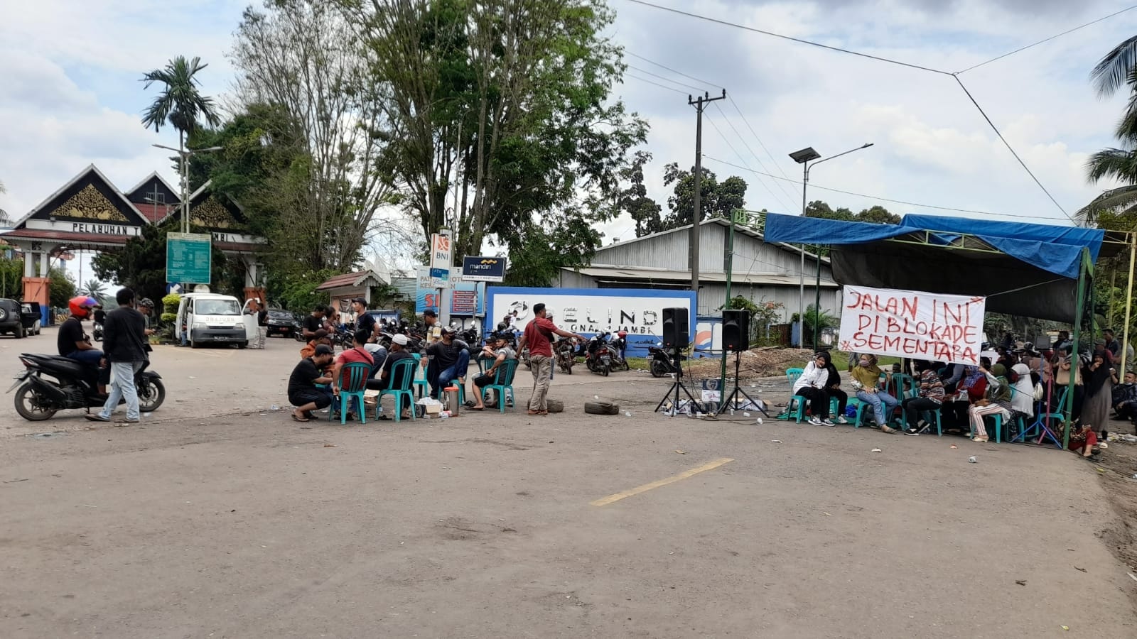 Sempat Memanas, Warga Talang Duku Masih Blokir Jalan ke Pelabuhan