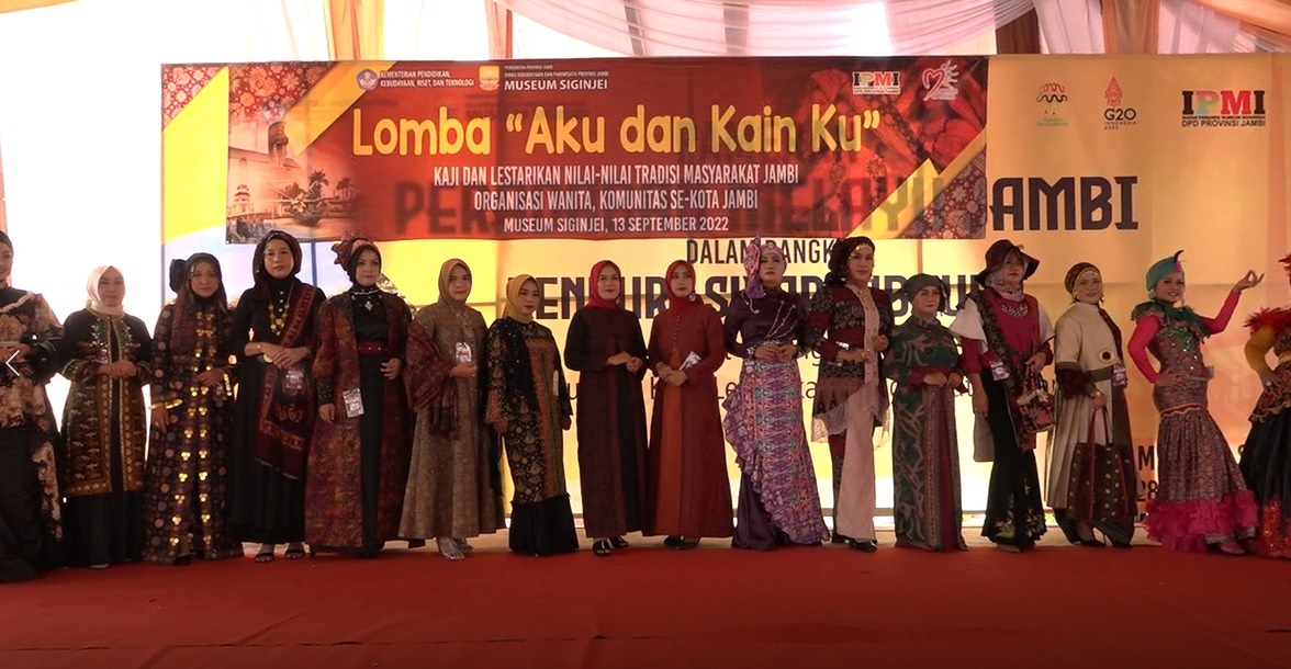 Fashion Show Aku dan Kain Ku, Ibu-Ibu Pamerkan Batik Jambi Kreasi