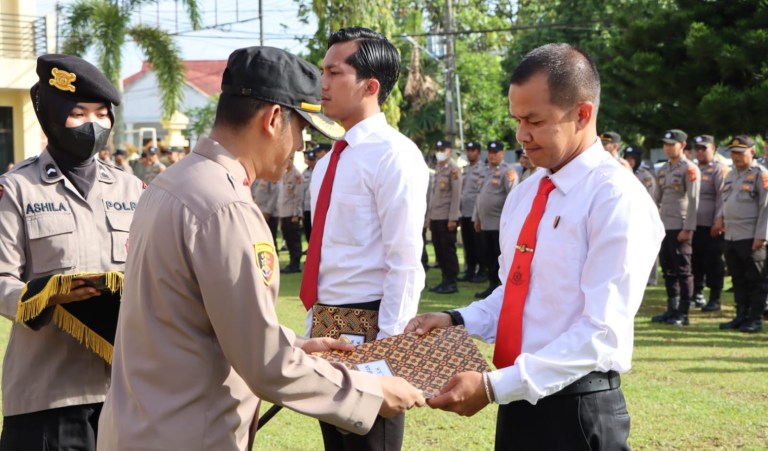 26 Personil Polres Bungo Terima Penghargaan