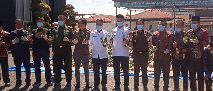 10.024 Botol Miras Dimusnahkan di Jalan Kejari Sungai Penuh