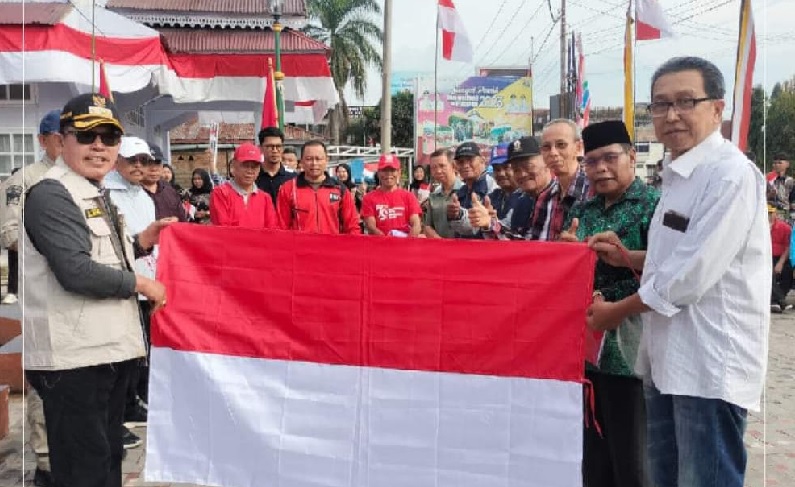 Sambut HUT RI, Wako Ahmadi Bagikan Ribuan Bendera Merah Putih