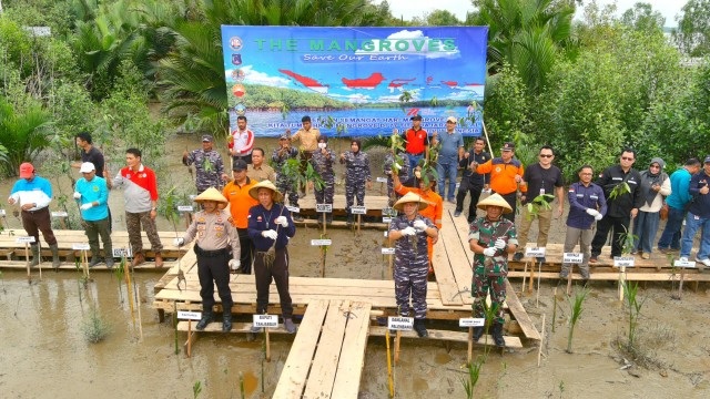 SKK Migas-PetroChina Donasikan 5.000 Bibit Mangrove untuk Pelestarian Pantai