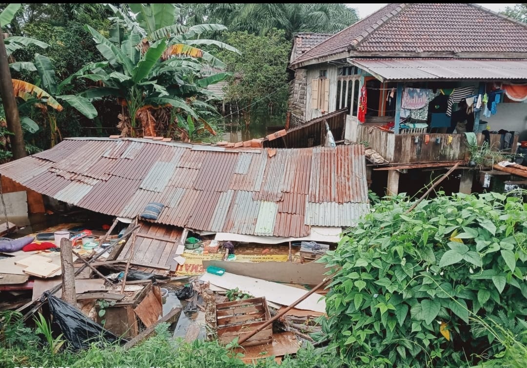 Debit Sungai Terus Naik, Satu Rumah di Kota Jambi Rubuh Akibat Banjir