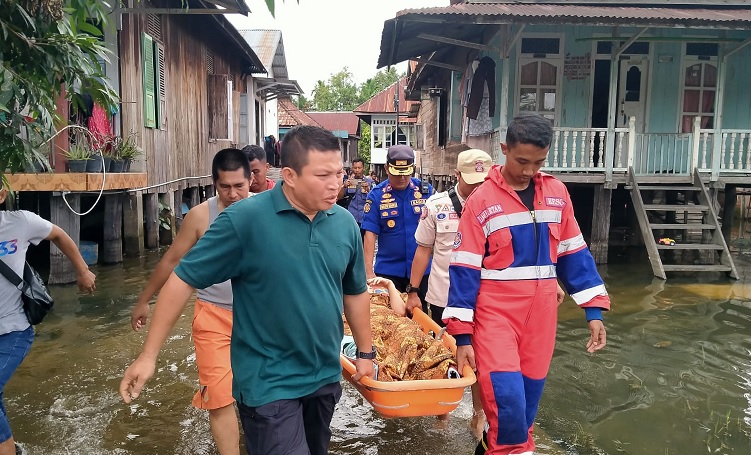 Alami Sakit Ditengah Banjir, Warga Legok Dievakuasi Tim Damkartan ke Rumah Sakit