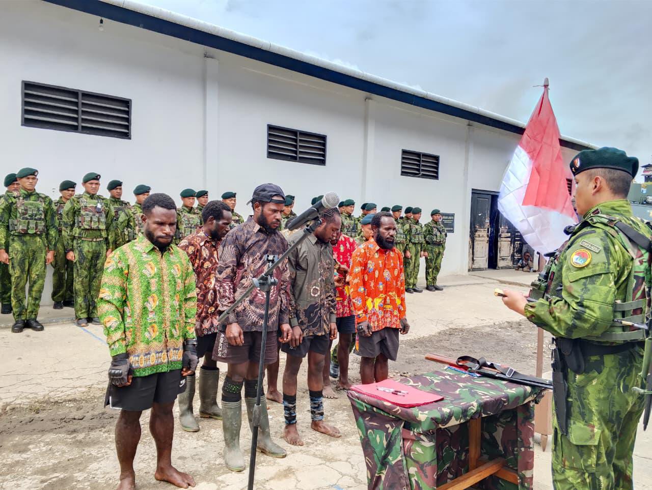 Satgas Yonif 142/Ksatria Jaya di bawah Komando Operasi Habema TNI berhasil mengikrarkan 7 anggota Kelompok