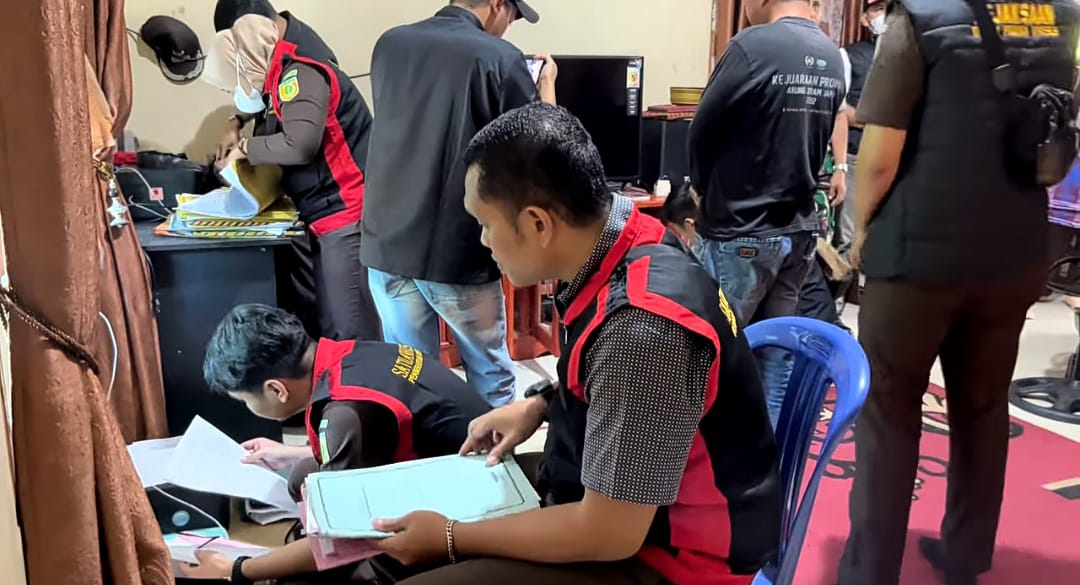 Kantor dan Rumah Kades Muara Emat Kerinci Digeledah