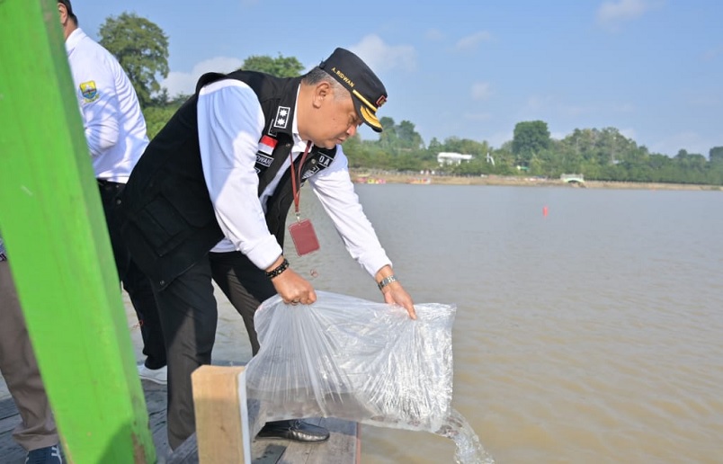 Sekda A Ridwan Tabur 22 Ribu Benih Gurame di Danau Sipin 