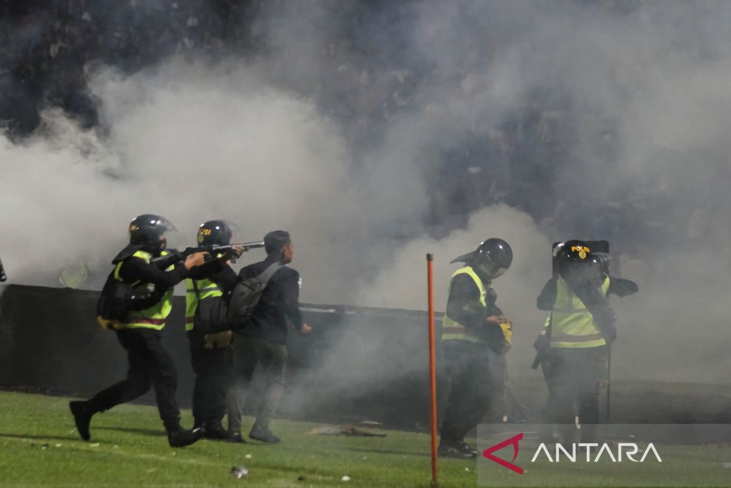 Hasil Investigasi Media Asing Sebut Polisi Tembak 40 Kali Gas Air Mata di Stadion Kanjuruhan