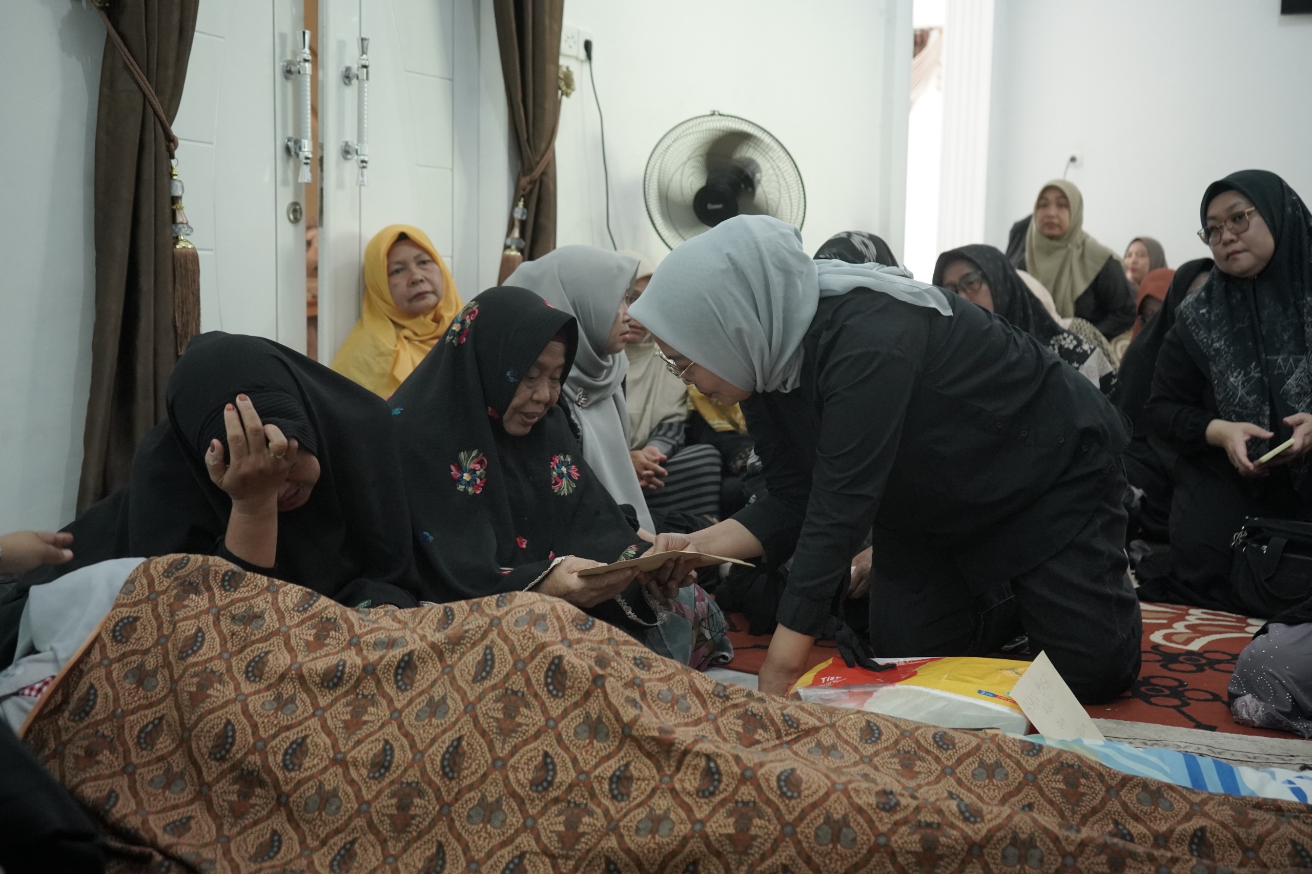 Kunjungi Rumah Duka, Pj Wali Kota Jambi Sampaikan Belasungkawa dan Berikan Santunan