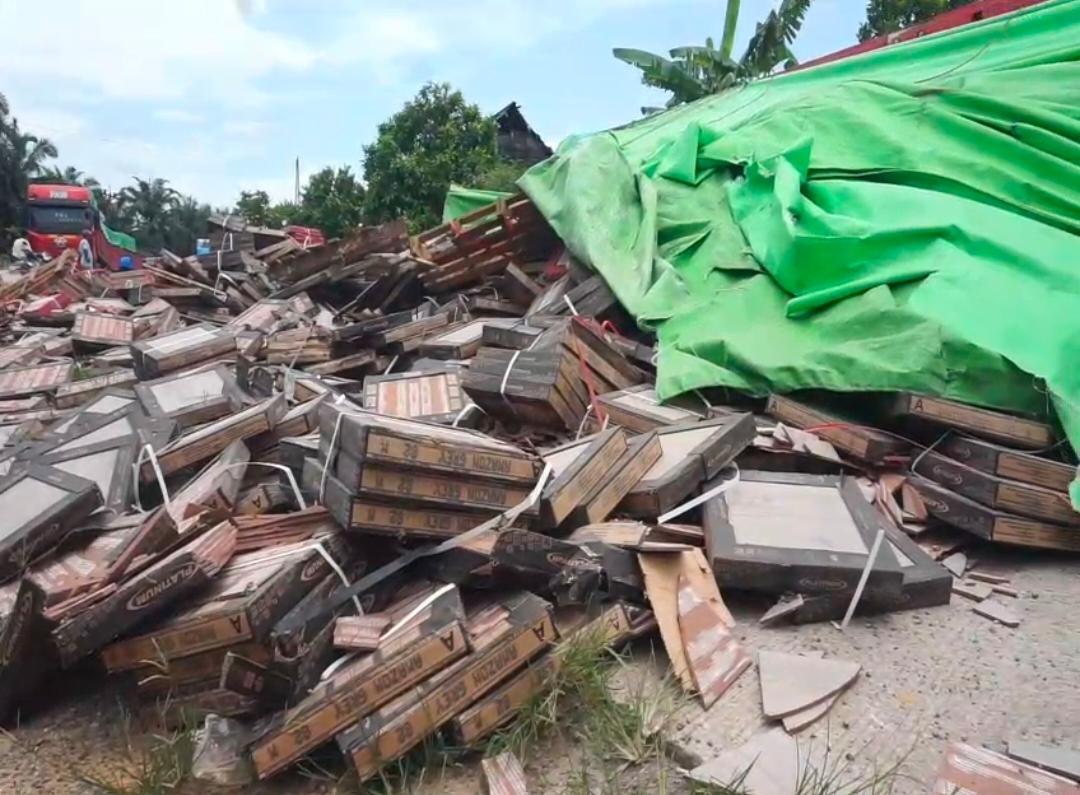 Truk Trailer Siba Surya Terguling di Lintas Timur, Bahan Keramik Berhamburan