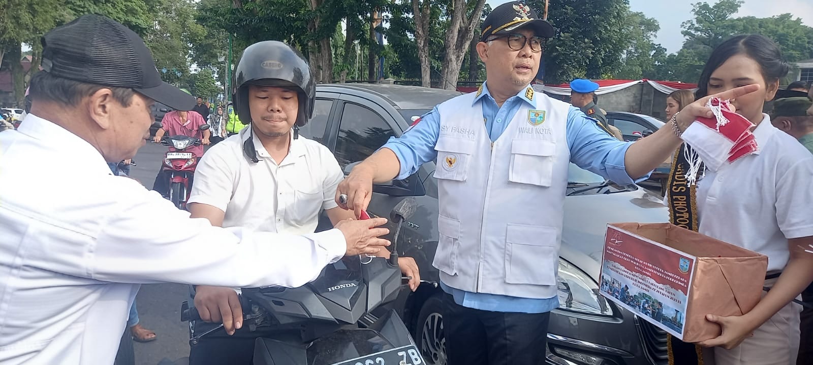 Bersama Pelajar, Wako Fasha Bagikan 30 Ribu Bendera Merah Putih di Bundaran Tugu Keris