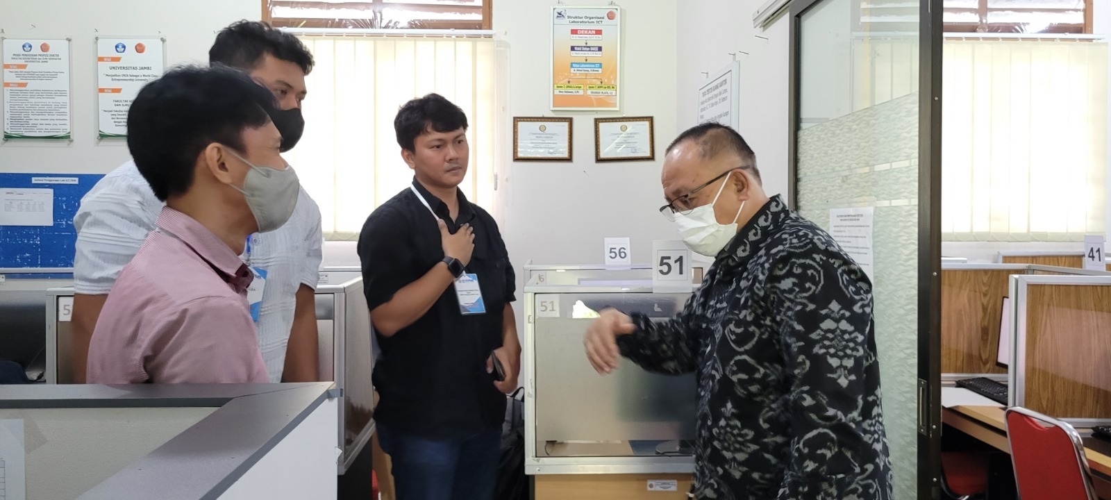 Rektor Pantau Hari Pertama UTBK-SNBT 2023 di UNJA