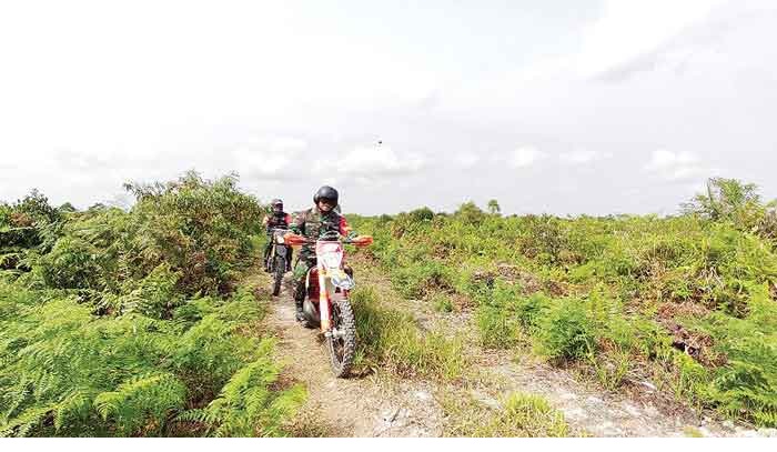 Pantau Karhutla Lewat Jalur Darat, Danrem 042/Gapu Gunakan Trail Hingga Sejauh 203 Km