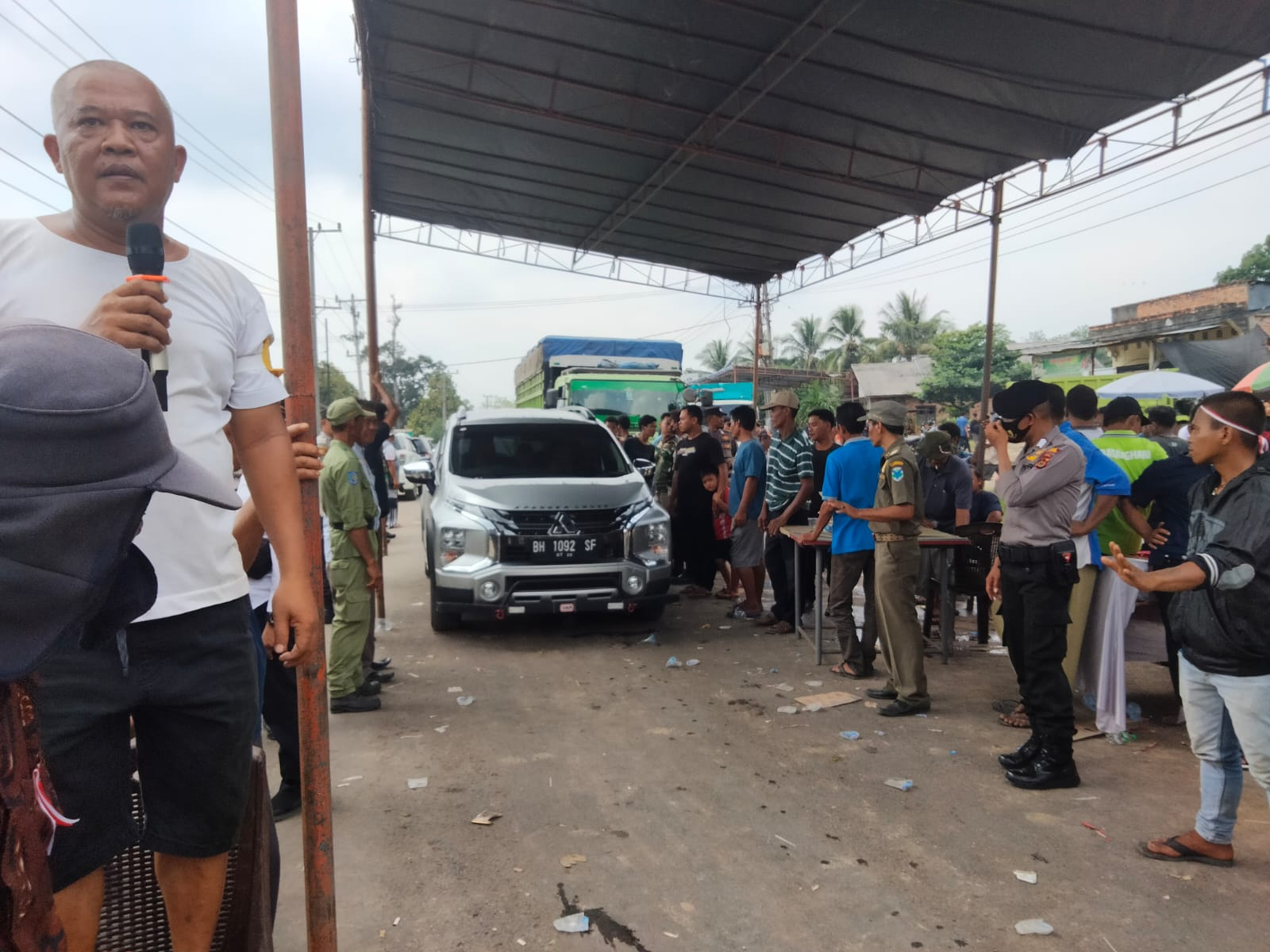 Mobil Batubara dan Plat Merah di Larang Melintas di Kelurahan Sridadi, Macet Puluhan Kilometer