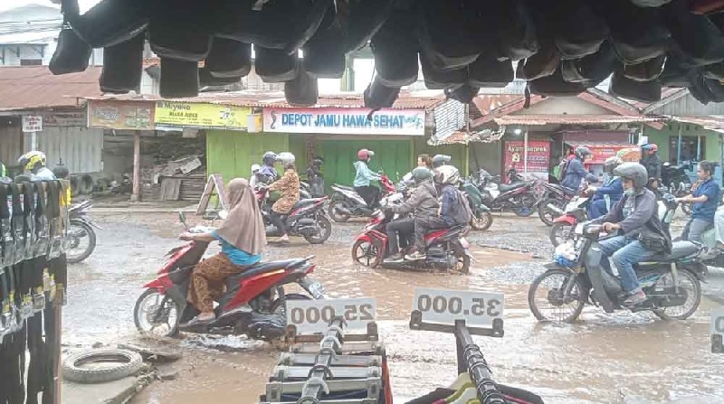 Air Limbah dari Pasar Tradisional Simpang Empat Kebun Kopi Dikeluhkan Warga, Ini Penyebabnya