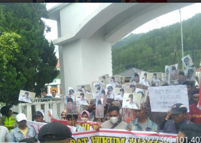 Puluhan Warga Demo Kades di Kejari Sungai Penuh, Ini Tuntutannya