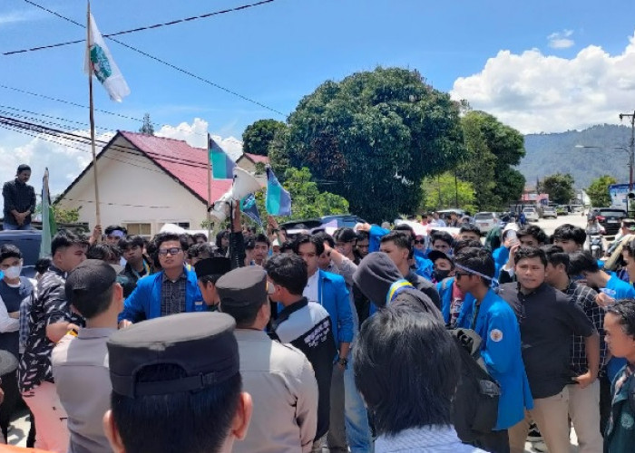 Ratusan Mahasiswa Unjuk Rasa di DPRD Sungai Penuh, Tuntut 8 Hal.. 