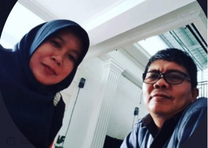 Dirut Sumeks Grup H Muslimin Promosi Gelar Doktor Bersama Istri Tercinta