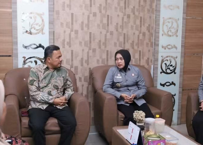 Apresiasi Kolaborasi Strategis, Universitas Muhammadiyah Jambi Serahkan Penghargaan ke Kanwil Kemenkum Jambi