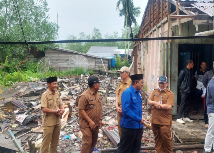 Bupati Anwar Sadat Tinjau Lokasi Longsor Di Senyerang dan Serahkan Bantuan