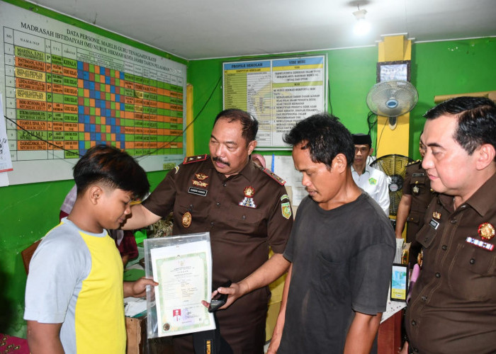 Kajati Jambi Bantu Lunasi Tunggakan Sekolah Dua Siswa pada Peringatan Harganas 2026