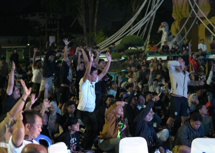 Ratusan Warga Padati Tugu Keris, Nobar 