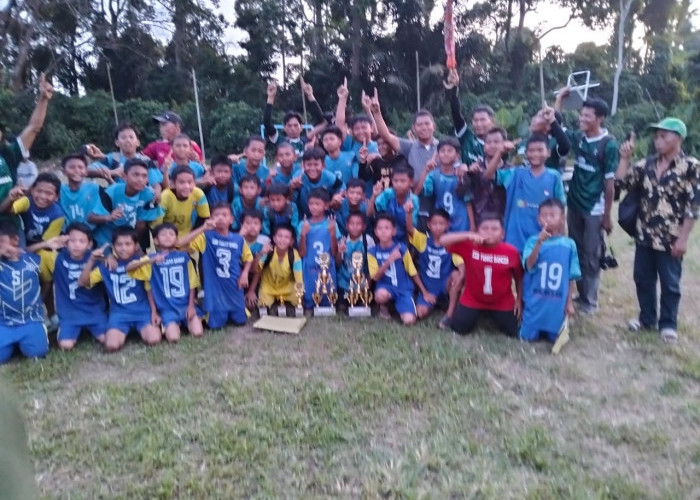 Kado Manis Akhir Tahun, SSB Tunas Bangsa U-10 dan U-12 Juara 1 Turnamen Lubuk Ruso