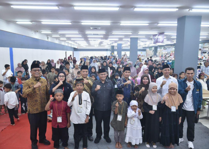 Bikin Haru! 100 Anak Yatim di Jambi Diajak Belanja Lebaran, Maulana: Ini Kebahagiaan Mereka