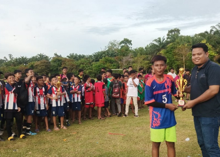 Beri Semangat Dan Motivasi, Ketua KPID Jambi Serahkan Hadiah Turnamen Sepakbola Usia Dini