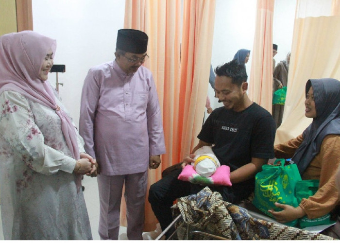 Bupati Anwar Sadat Hadirkan Kehangatan Lebaran di RSUD KH. Daud Arif, Beri Semangat dan Bingkisan untuk Pasien