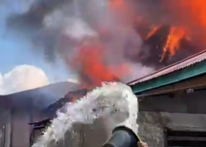 Kebakaran Hebat Hanguskan Dua Rumah Warga di Tanjung Mudo Penawar, Kerinci