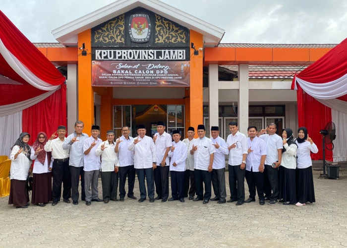 Didampingi Tim Pemenangan, Ketua PGRI Provinsi Jambi Serahkan Dukungan Bakal Calon DPD RI ke KPU 