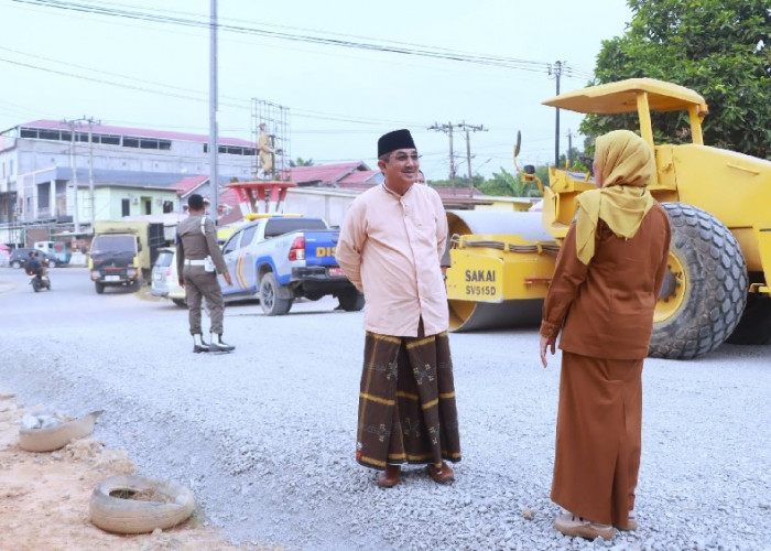 Tinjau Jalan Jalur 2 Merlung, Bupati Tanjab Barat Ajak Camat dan Warga Ikut Awasi Proyek