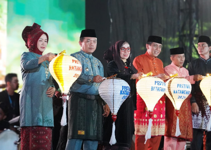 Gubernur Al Haris Buka Festival Batanghari, Dorong Pertumbuhan Ekonomi Daerah, Mengangkat Hasanah Budaya Jambi